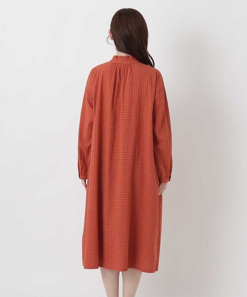 one'sterrace(ワンズテラス)の「ギンガムチェックネックフリル前開きワンピース(ワンピース・レディース・オレンジ系その他5/ネイビー系5/カーキ系5・02)」の6枚目の写真