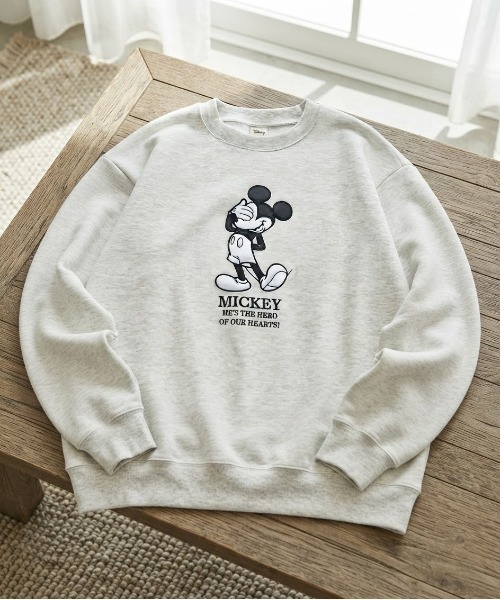 Disney(ディズニー)の「【DISNEY/ディズニー】ミッキーマウス アップリケクルーネックスウェット(裏起毛) ユニセックス(スウェット・レディース・サックスブルー/スミクロ/グレイッシュベージュ/ブラック/ブラウン/オートミール・LARGE/MEDIUM)」の4枚目の写真