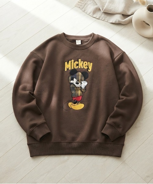 Disney(ディズニー)の「【DISNEY/ディズニー】ミッキーマウス アップリケクルーネックスウェット(裏起毛) ユニセックス(スウェット・レディース・サックスブルー/スミクロ/グレイッシュベージュ/ブラック/ブラウン/オートミール・LARGE/MEDIUM)」の3枚目の写真