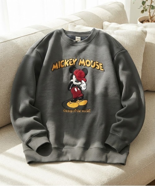 Disney(ディズニー)の「【DISNEY/ディズニー】ミッキーマウス アップリケクルーネックスウェット(裏起毛) ユニセックス(スウェット・レディース・サックスブルー/スミクロ/グレイッシュベージュ/ブラック/ブラウン/オートミール・LARGE/MEDIUM)」の2枚目の写真