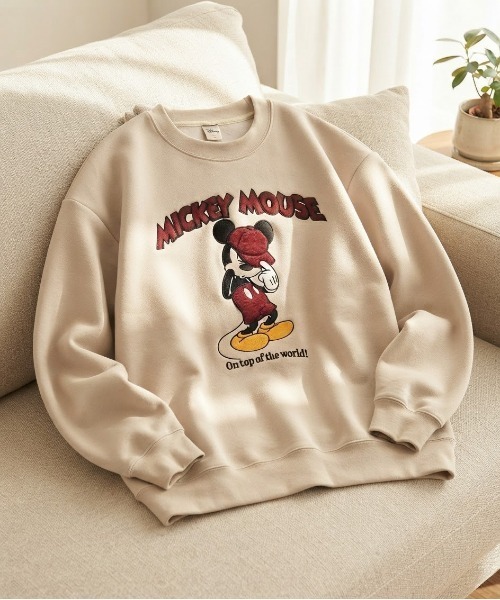 Disney(ディズニー)の「【DISNEY/ディズニー】ミッキーマウス アップリケクルーネックスウェット(裏起毛) ユニセックス(スウェット・レディース・サックスブルー/スミクロ/グレイッシュベージュ/ブラック/ブラウン/オートミール・LARGE/MEDIUM)」の5枚目の写真