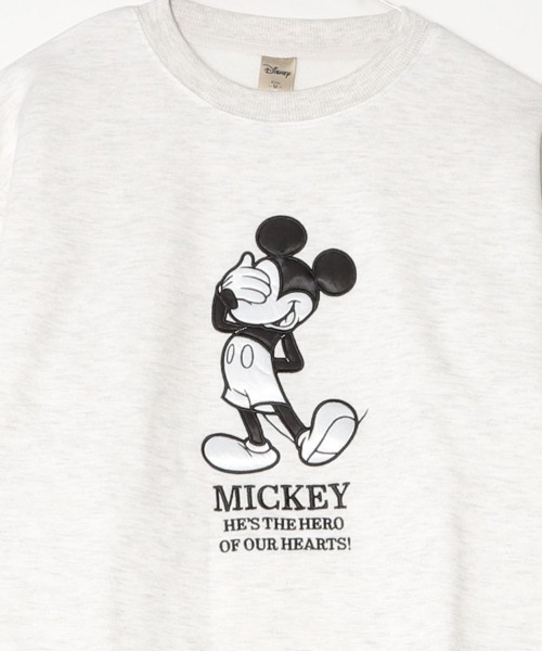 Disney(ディズニー)の「【DISNEY/ディズニー】ミッキーマウス アップリケクルーネックスウェット(裏起毛) ユニセックス(スウェット・レディース・サックスブルー/スミクロ/グレイッシュベージュ/ブラック/ブラウン/オートミール・LARGE/MEDIUM)」の10枚目の写真