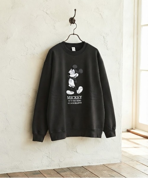 Disney(ディズニー)の「【DISNEY/ディズニー】ミッキーマウス アップリケクルーネックスウェット(裏起毛) ユニセックス(スウェット・レディース・サックスブルー/スミクロ/グレイッシュベージュ/ブラック/ブラウン/オートミール・LARGE/MEDIUM)」の13枚目の写真