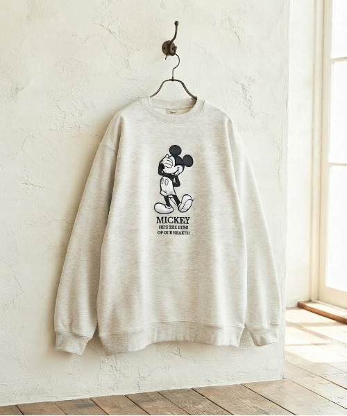 Disney(ディズニー)の「【DISNEY/ディズニー】ミッキーマウス アップリケクルーネックスウェット(裏起毛) ユニセックス(スウェット・レディース・サックスブルー/スミクロ/グレイッシュベージュ/ブラック/ブラウン/オートミール・LARGE/MEDIUM)」の16枚目の写真