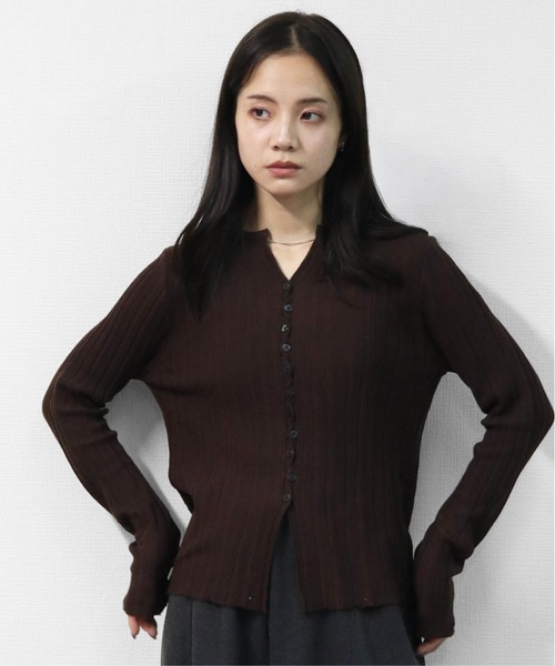 THE CELL.(ザセルドット)の「アシンメトリーボタンキーネックリブカーディガン ASYMMETRIC BUTTON KEYNECK RIBBED CARDIGAN(カーディガン/ボレロ・レディース・ワインレッド/ブラック/ブラウン/アイボリー・FREE)」の3枚目の写真