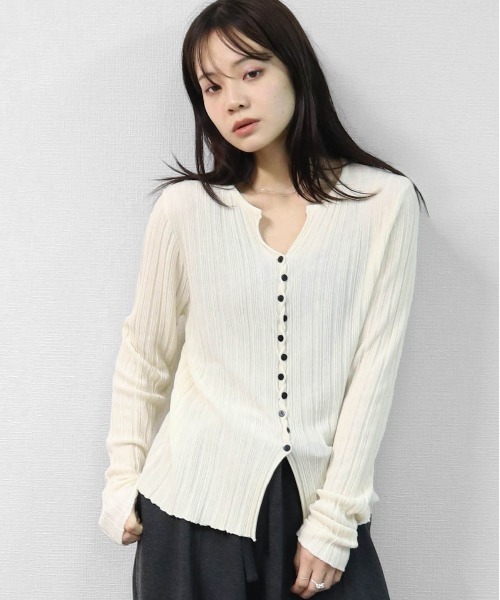 THE CELL.(ザセルドット)の「アシンメトリーボタンキーネックリブカーディガン ASYMMETRIC BUTTON KEYNECK RIBBED CARDIGAN(カーディガン/ボレロ・レディース・ワインレッド/ブラック/ブラウン/アイボリー・FREE)」の1枚目の写真