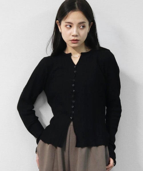 THE CELL.(ザセルドット)の「アシンメトリーボタンキーネックリブカーディガン ASYMMETRIC BUTTON KEYNECK RIBBED CARDIGAN(カーディガン/ボレロ・レディース・ワインレッド/ブラック/ブラウン/アイボリー・FREE)」の2枚目の写真