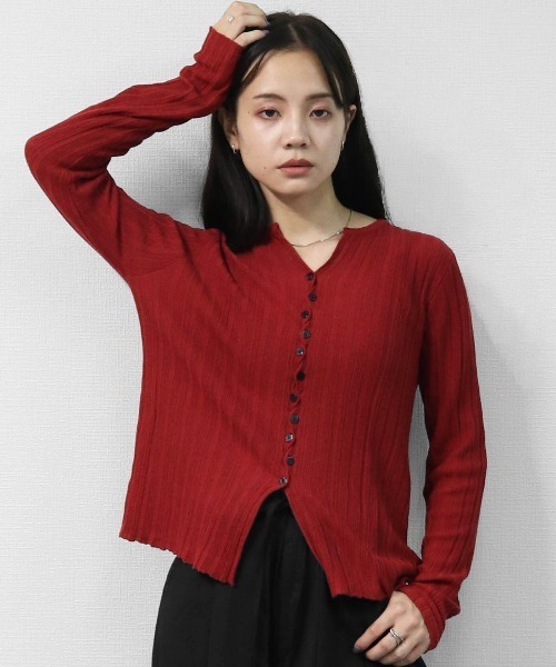 THE CELL.(ザセルドット)の「アシンメトリーボタンキーネックリブカーディガン ASYMMETRIC BUTTON KEYNECK RIBBED CARDIGAN(カーディガン/ボレロ・レディース・ワインレッド/ブラック/ブラウン/アイボリー・FREE)」の4枚目の写真