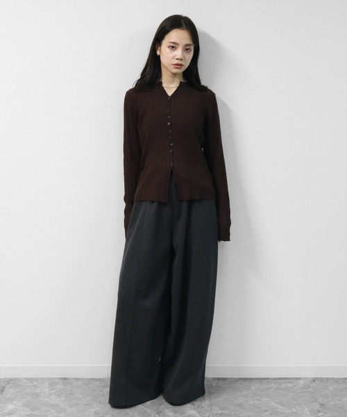 THE CELL.(ザセルドット)の「アシンメトリーボタンキーネックリブカーディガン ASYMMETRIC BUTTON KEYNECK RIBBED CARDIGAN(カーディガン/ボレロ・レディース・ワインレッド/ブラック/ブラウン/アイボリー・FREE)」の10枚目の写真