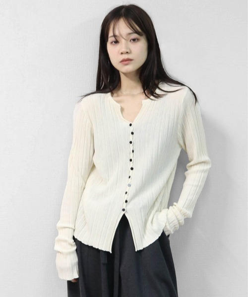 THE CELL.(ザセルドット)の「アシンメトリーボタンキーネックリブカーディガン ASYMMETRIC BUTTON KEYNECK RIBBED CARDIGAN(カーディガン/ボレロ・レディース・ワインレッド/ブラック/ブラウン/アイボリー・FREE)」の21枚目の写真