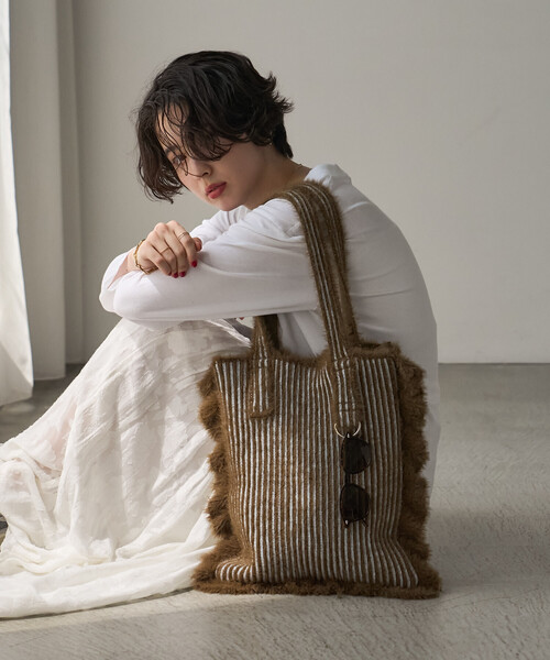 FREAK'S STORE（フリークスストア）の「FREAK'S STORE//フリークスストア シャギーニットフリルトート（トートバッグ・レディース・ブラック/ブラウン/ブルー・ONE SIZE）」の3枚目の写真