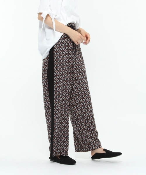 LAKOLE（ラコレ）の「小紋柄プリントサイドラインパンツ / LAKOLE  