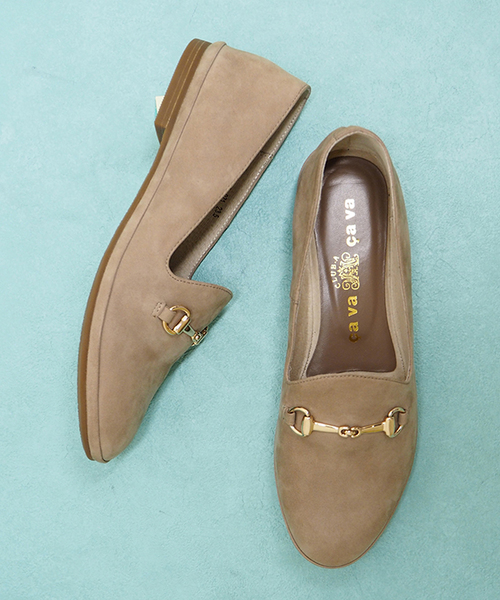 cava cava（サヴァサヴァ）の「〈cavacava (サヴァサヴァ) 〉　ビット付フラットシューズ（ローファー・レディース・ブラック/オリーブ/アイボリー/グレイッシュベージュ/レッド/ブラックミックス/ラベンダー/プラチナム・23.0cm/23.5cm/24.0cm/24.5cm/22.5cm/25.0cm）」の5枚目の写真