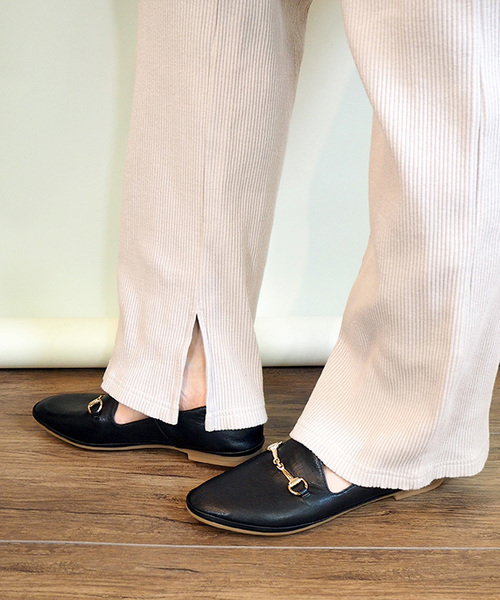 cava cava（サヴァサヴァ）の「〈cavacava (サヴァサヴァ) 〉　ビット付フラットシューズ（ローファー・レディース・ブラック/オリーブ/アイボリー/グレイッシュベージュ/レッド/ブラックミックス/ラベンダー/プラチナム・23.0cm/23.5cm/24.0cm/24.5cm/22.5cm/25.0cm）」の3枚目の写真