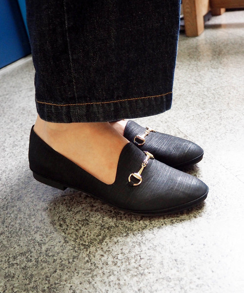 cava cava（サヴァサヴァ）の「〈cavacava (サヴァサヴァ) 〉　ビット付フラットシューズ（ローファー・レディース・ブラック/オリーブ/アイボリー/グレイッシュベージュ/レッド/ブラックミックス/ラベンダー/プラチナム・23.0cm/23.5cm/24.0cm/24.5cm/22.5cm/25.0cm）」の15枚目の写真