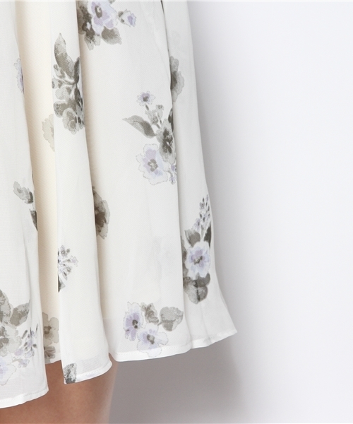 one after another NICE CLAUP（ワンアフターアナザーナイスクラップ）の「【ナイスクラップ】ジップ花柄付ワンピース（ワンピース・レディース・オフホワイト/パープル/ブラック・FREE）」の7枚目の写真