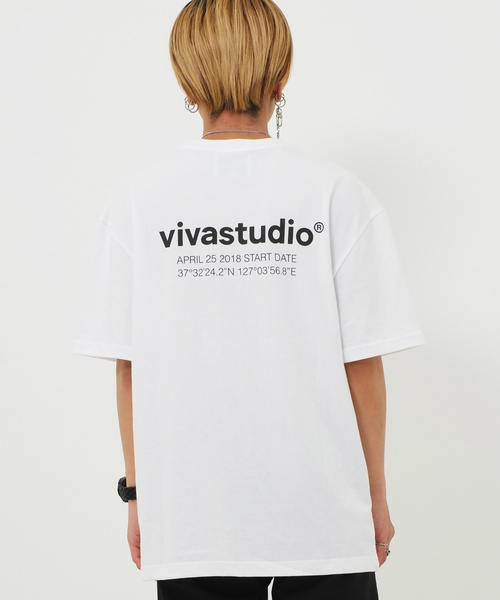 VIVASTUDIO(ビバスタジオ)の「ロケーションロゴTEE(Tシャツ/カットソー・メンズ・ホワイト/ブラック/インディゴブルー・M)」の4枚目の写真