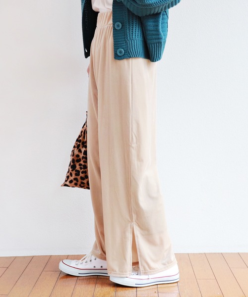 andme(アンドミー)の「ベロアコーデュロイワイドパンツ(その他パンツ・レディース・ブラック/ベージュ/パープル/ブラウン・M)」の1枚目の写真