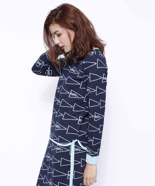 MILKFED.(ミルクフェド)の「FLAG JQ L/S KNIT TOP (ニットトップ/長袖/総柄/フラッグ)(ニット/セーター・レディース・ネイビー/ピンク・MEDIUM/SMALL)」の4枚目の写真
