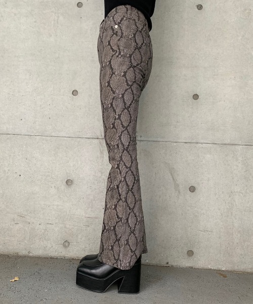 ENVYM（アンビー）の「ＰＹＴＨＯＮフレアＰＴ（その他パンツ・レディース・パイソン・SMALL/MEDIUM）」の4枚目の写真