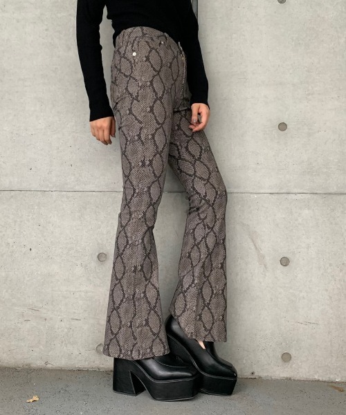 ENVYM（アンビー）の「ＰＹＴＨＯＮフレアＰＴ（その他パンツ・レディース・パイソン・SMALL/MEDIUM）」の5枚目の写真