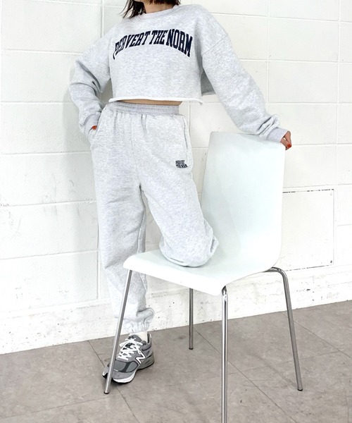WHO'S WHO gallery（フーズフーギャラリー）の「PERVERT カレッジショートプル（スウェット・レディース・ライトグレー/ブラック/ネイビー/ベージュ系その他・FREE）」の3枚目の写真
