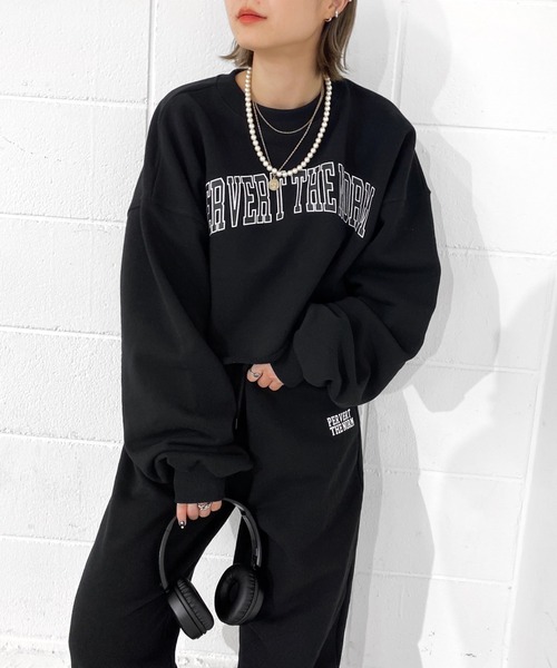 WHO'S WHO gallery（フーズフーギャラリー）の「PERVERT カレッジショートプル（スウェット・レディース・ライトグレー/ブラック/ネイビー/ベージュ系その他・FREE）」の2枚目の写真