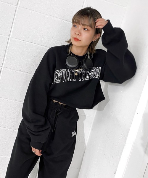 WHO'S WHO gallery（フーズフーギャラリー）の「PERVERT カレッジショートプル（スウェット・レディース・ライトグレー/ブラック/ネイビー/ベージュ系その他・FREE）」の6枚目の写真