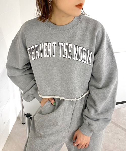 WHO'S WHO gallery（フーズフーギャラリー）の「PERVERT カレッジショートプル（スウェット・レディース・ライトグレー/ブラック/ネイビー/ベージュ系その他・FREE）」の11枚目の写真