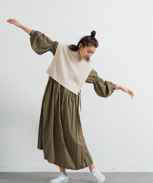 LADYMADE（レディメイド）の「ベストセットシャーリングスリーブプリーツワンピース（ワンピース・レディース・カーキ/オフホワイト・FREE）」の7枚目の写真