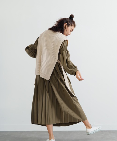 LADYMADE（レディメイド）の「ベストセットシャーリングスリーブプリーツワンピース（ワンピース・レディース・カーキ/オフホワイト・FREE）」の10枚目の写真