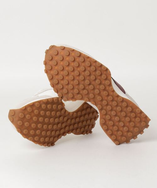 NEW BALANCE(ニューバランス)の「WS327(スニーカー・レディース・ブラック/ホワイト×レッド/ホワイト×ネイビー・22.5cm/23.5cm/24.5cm/25.5cm/23.0cm/24.0cm/25.0cm/22.0cm)」の4枚目の写真