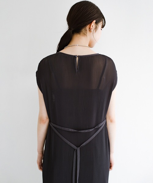 ワンピース ワンピース ドレス軽やかに重ね着も楽しめる 着こなし自在なウエストリボン付きプリーツワンピース ワンピース Haco ハコ のファッション