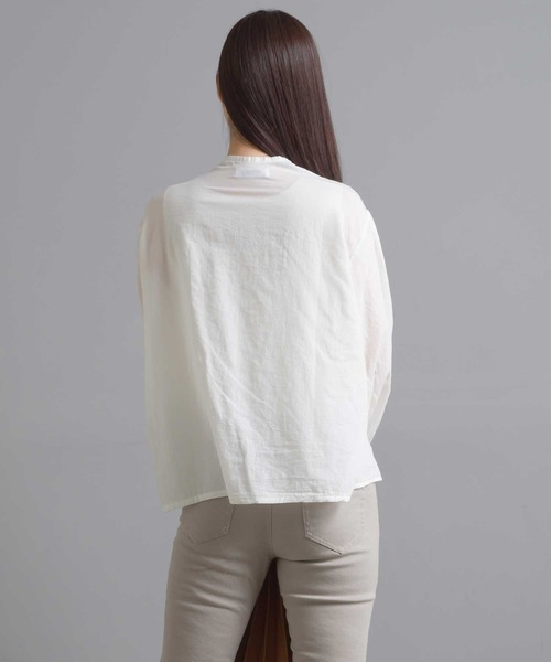 OMNES（オムネス）の「綿サテンガーゼ 袖タック長袖ブラウス（シャツ/ブラウス・レディース・オフホワイト/グレー系その他/サーモンピンク/チャコール・FREE）」の7枚目の写真