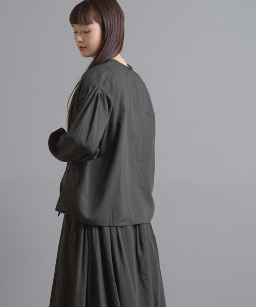 OMNES（オムネス）の「綿サテンガーゼ 袖タック長袖ブラウス（シャツ/ブラウス・レディース・オフホワイト/グレー系その他/サーモンピンク/チャコール・FREE）」の16枚目の写真