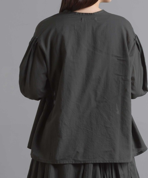 OMNES（オムネス）の「綿サテンガーゼ 袖タック長袖ブラウス（シャツ/ブラウス・レディース・オフホワイト/グレー系その他/サーモンピンク/チャコール・FREE）」の18枚目の写真