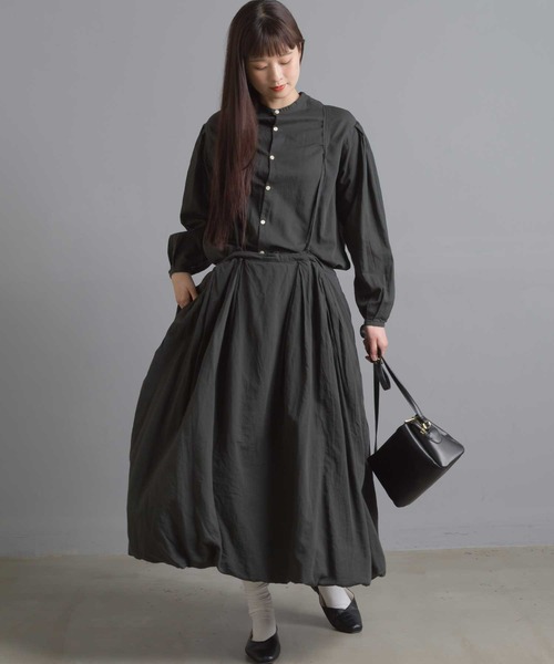 OMNES（オムネス）の「綿サテンガーゼ 袖タック長袖ブラウス（シャツ/ブラウス・レディース・オフホワイト/グレー系その他/サーモンピンク/チャコール・FREE）」の8枚目の写真