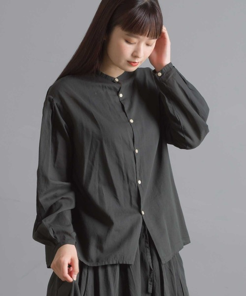 OMNES（オムネス）の「綿サテンガーゼ 袖タック長袖ブラウス（シャツ/ブラウス・レディース・オフホワイト/グレー系その他/サーモンピンク/チャコール・FREE）」の11枚目の写真