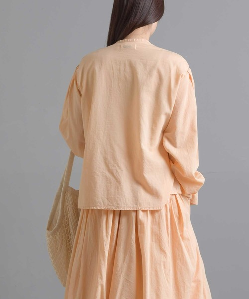 OMNES（オムネス）の「綿サテンガーゼ 袖タック長袖ブラウス（シャツ/ブラウス・レディース・オフホワイト/グレー系その他/サーモンピンク/チャコール・FREE）」の6枚目の写真