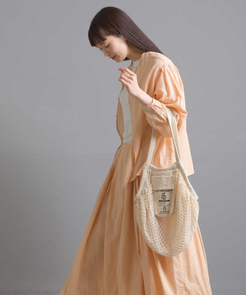 OMNES（オムネス）の「綿サテンガーゼ 袖タック長袖ブラウス（シャツ/ブラウス・レディース・オフホワイト/グレー系その他/サーモンピンク/チャコール・FREE）」の20枚目の写真