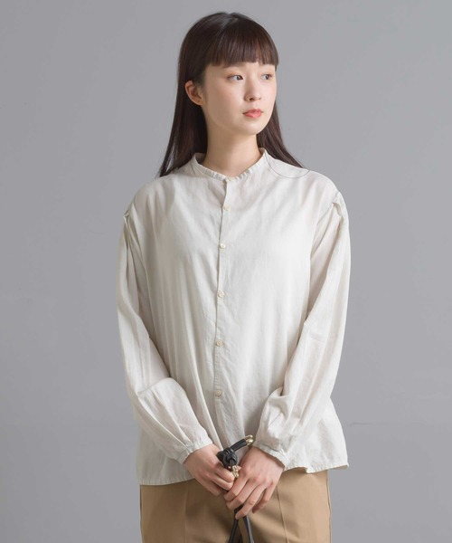 OMNES（オムネス）の「綿サテンガーゼ 袖タック長袖ブラウス（シャツ/ブラウス・レディース・オフホワイト/グレー系その他/サーモンピンク/チャコール・FREE）」の5枚目の写真