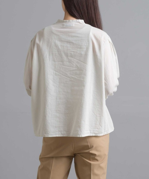 OMNES（オムネス）の「綿サテンガーゼ 袖タック長袖ブラウス（シャツ/ブラウス・レディース・オフホワイト/グレー系その他/サーモンピンク/チャコール・FREE）」の14枚目の写真