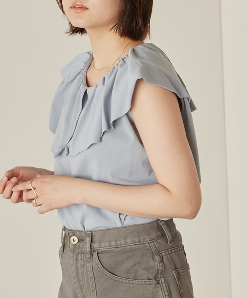 mikke（ミッケ）の「ドレープフリルビックカラーノースリーブカットソー（Tシャツ/カットソー・レディース・オフホワイト/グレイッシュブルー/ダークオレンジ/ブラック・FREE）」の3枚目の写真