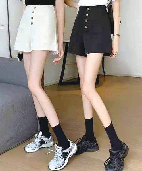 Twinkle;pm(トゥインクルピーエム)の「4つ釦ハイウエストショートパンツ(その他パンツ・レディース・ベージュ/ブラック・SMALL/MEDIUM)」の3枚目の写真