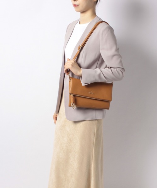 Pi（ピーアイ）の「クラッチにもなるレザー調合皮フラップショルダー（ショルダーバッグ・レディース・ブラック/キャメル・フリー）」の10枚目の写真