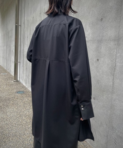 &g'aime(アンジェム)の「【&g’aime】バックロングシャツ(シャツ/ブラウス・レディース・ブラック/モカ/グレイッシュベージュ・FREE)」の4枚目の写真