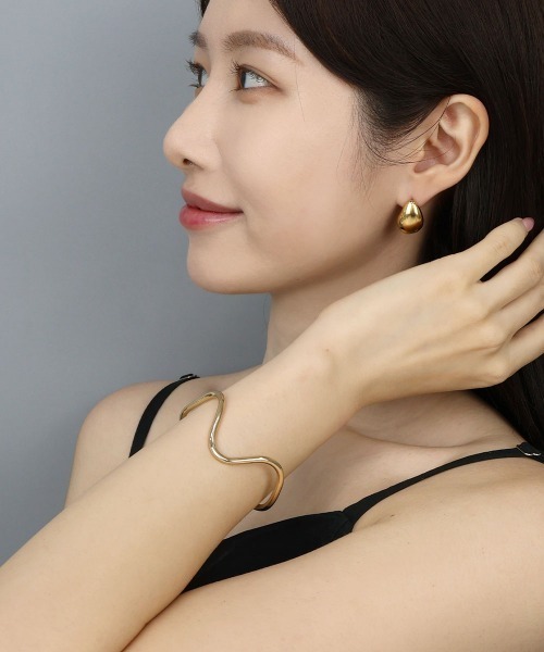 CEMONEMO（セモネモ）の「Vウェーブ メタル バングル（バングル/リストバンド・レディース・シルバー/ゴールド・FREE）」の2枚目の写真