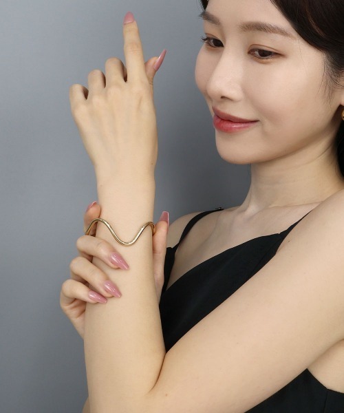 CEMONEMO（セモネモ）の「Vウェーブ メタル バングル（バングル/リストバンド・レディース・シルバー/ゴールド・FREE）」の3枚目の写真