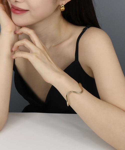 CEMONEMO（セモネモ）の「Vウェーブ メタル バングル（バングル/リストバンド・レディース・シルバー/ゴールド・FREE）」の5枚目の写真