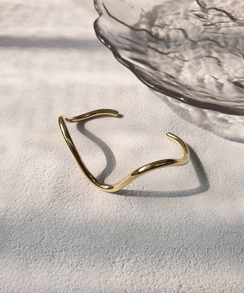 CEMONEMO（セモネモ）の「Vウェーブ メタル バングル（バングル/リストバンド・レディース・シルバー/ゴールド・FREE）」の6枚目の写真